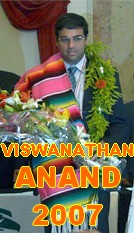 Viswanathan Anand az új világbajnok, babérkoszorúval a díjkiosztón